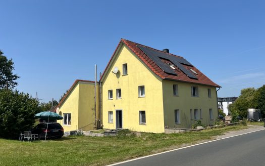 Haus mit großem Grundstück und guter Verkehrsanbindung