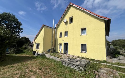 Haus mit großem Grundstück und guter Verkehrsanbindung