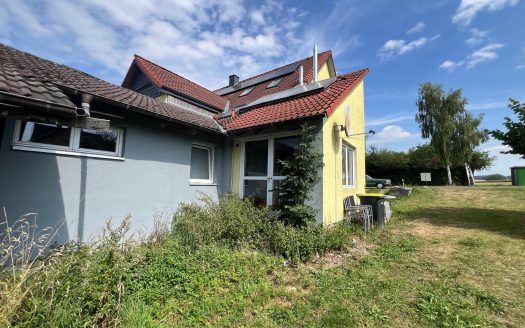 Haus mit großem Grundstück und guter Verkehrsanbindung