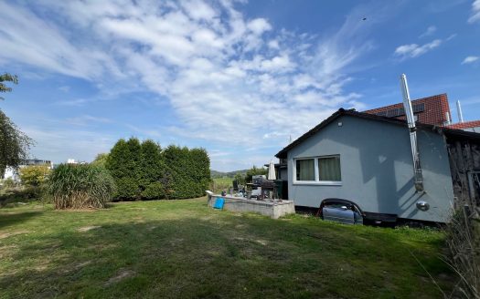 Haus mit großem Grundstück und guter Verkehrsanbindung