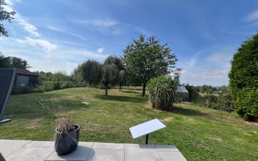 Haus mit großem Grundstück und guter Verkehrsanbindung