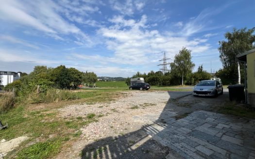 Haus mit großem Grundstück und guter Verkehrsanbindung