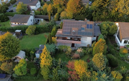 Einfamilienhaus mit 3 Garagen in bevorzugter Lage