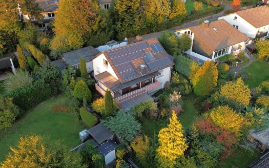 Einfamilienhaus mit 3 Garagen in bevorzugter Lage