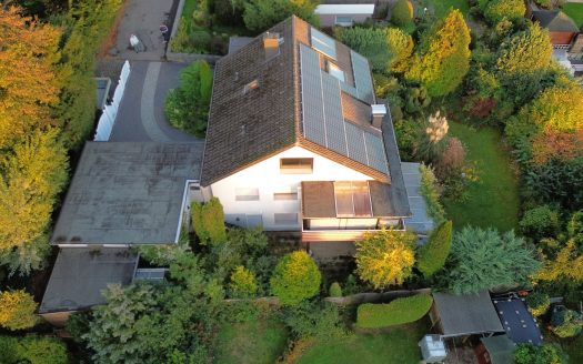 Einfamilienhaus mit 3 Garagen in bevorzugter Lage