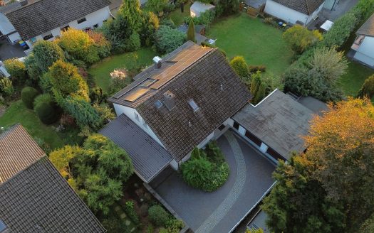 Einfamilienhaus mit 3 Garagen in bevorzugter Lage