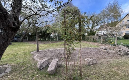 Freistehendes Haus mit 2 Wohnungen und großem Garten nahe dem Kurpark