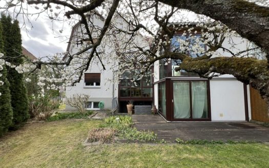 Freistehendes Haus mit 2 Wohnungen und großem Garten nahe dem Kurpark