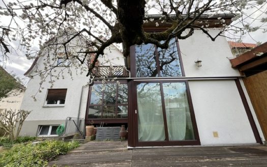 Freistehendes Haus mit 2 Wohnungen und großem Garten nahe dem Kurpark